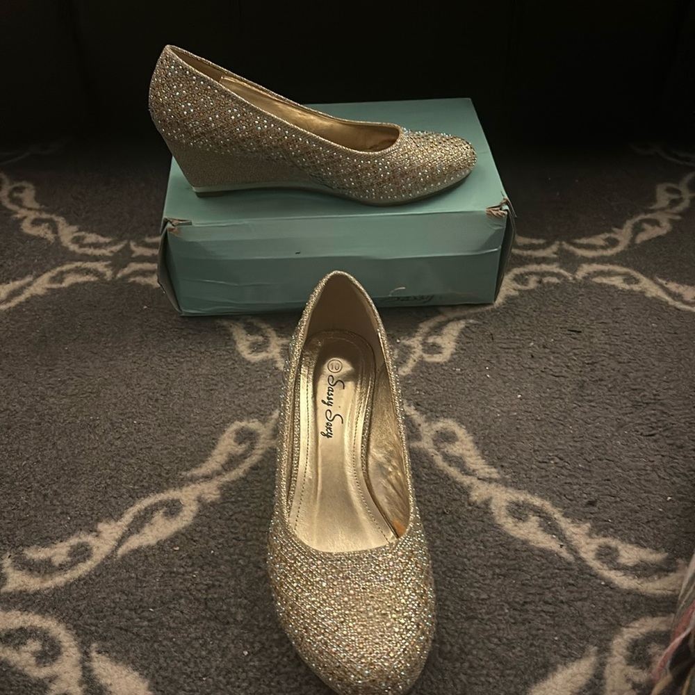 Women’s dress show wedge with small rhinestones